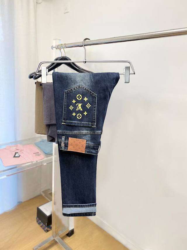 主推.秋冬新款.长期有货 Lv 高品质 2025官网高端新品原单少数帅爆牛仔裤，百分百原单 百搭神器！今年最新流行的风格设计款式，采用进口棉花制作成的单宁布，上