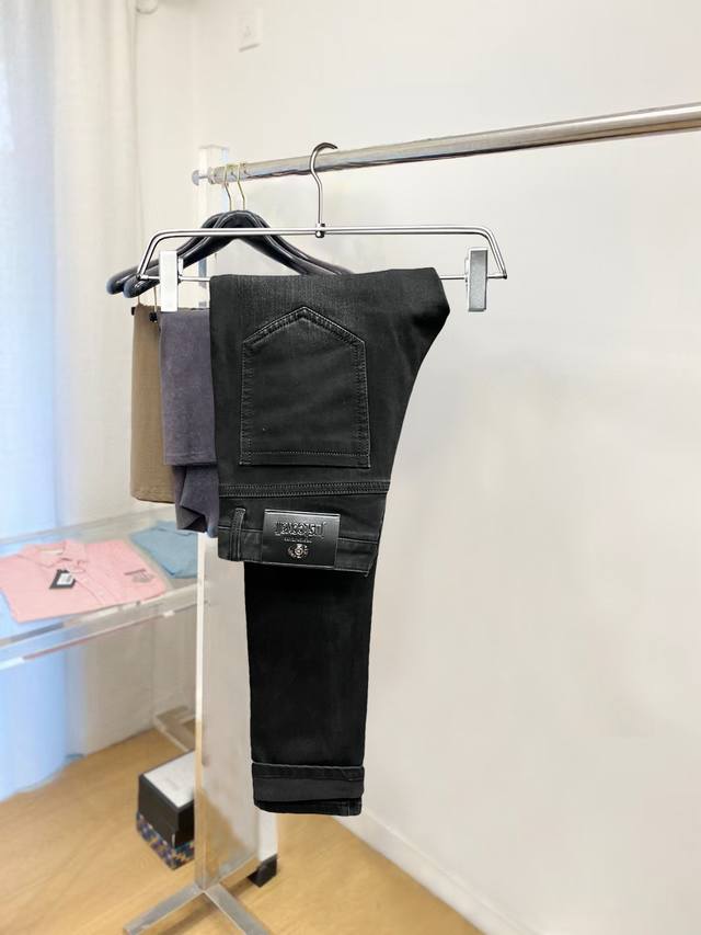 主推.秋冬新款.长期有货 卡沃利 高品质 2025官网高端新品原单少数帅爆牛仔裤，百分百原单 百搭神器！今年最新流行的风格设计款式，采用进口棉花制作成的单宁布，