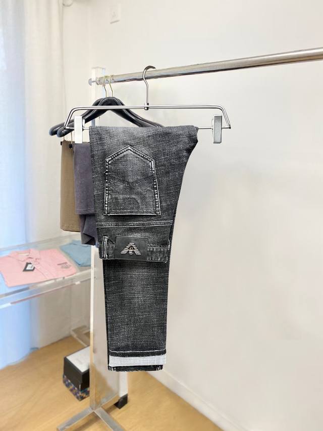 主推.秋冬新款.长期有货 阿玛尼 高品质 2025官网高端新品原单少数帅爆牛仔裤，百分百原单 百搭神器！今年最新流行的风格设计款式，采用进口棉花制作成的单宁布，