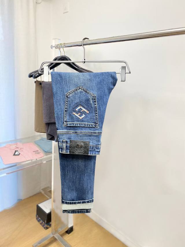 主推.秋冬新款.长期有货 芬迪 高品质 2025官网高端新品原单少数帅爆牛仔裤，百分百原单 百搭神器！今年最新流行的风格设计款式，采用进口棉花制作成的单宁布，上