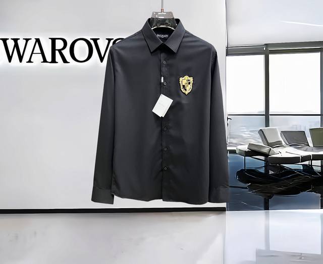 秋冬爆款， 巴黎世家 高端品质. 2025专柜最新爆款衬衫出货 巴黎专柜同步发售！精选意大利进口定制精棉衬衣面料搭配最新款，胸前的精致品牌刺绣设计和背后的品牌英