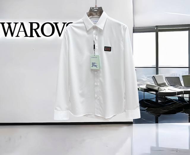 秋冬爆款， 巴宝莉 高端品质. 2025专柜最新爆款衬衫出货 巴黎专柜同步发售！精选意大利进口定制精棉衬衣面料搭配最新款，胸前的精致品牌刺绣设计和背后的品牌英文