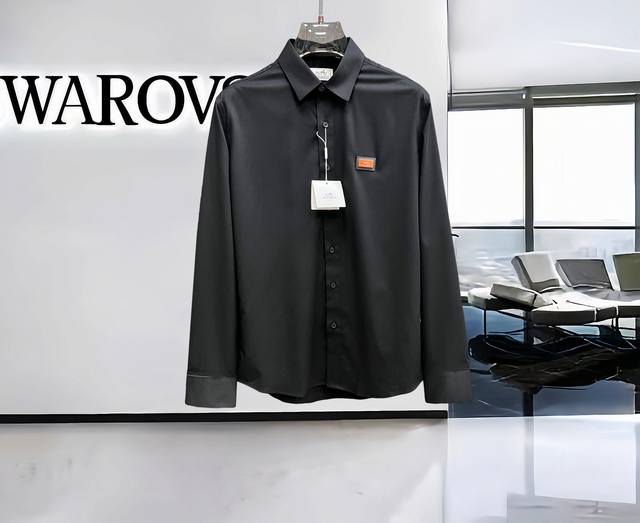 秋冬爆款， 爱马仕 高端品质. 2025专柜最新爆款衬衫出货 巴黎专柜同步发售！精选意大利进口定制精棉衬衣面料搭配最新款，胸前的精致品牌刺绣设计和背后的品牌英文