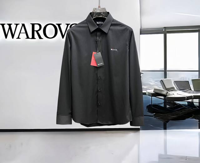 秋冬爆款， Kiton 高端品质. 2025专柜最新爆款衬衫出货 巴黎专柜同步发售！精选意大利进口定制精棉衬衣面料搭配最新款，胸前的精致品牌刺绣设计和背后的品牌