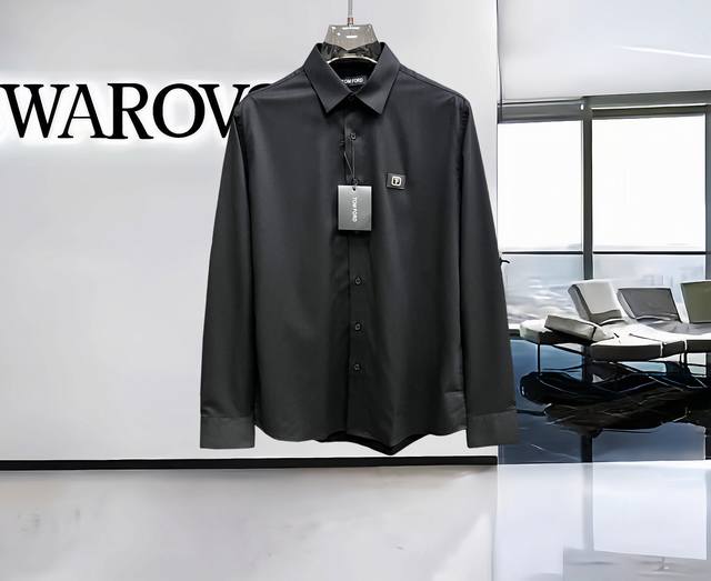 秋冬爆款， 芬迪 高端品质. 2025专柜最新爆款衬衫出货 巴黎专柜同步发售！精选意大利进口定制精棉衬衣面料搭配最新款，胸前的精致品牌刺绣设计和背后的品牌英文时