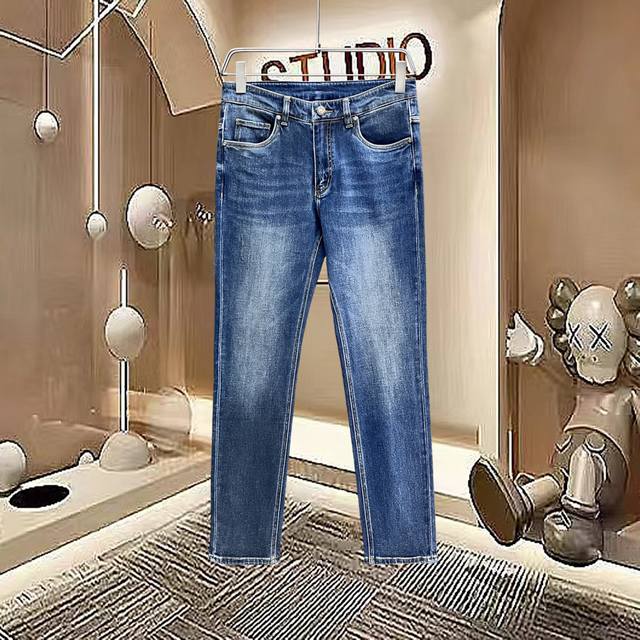 秋冬新款. 普拉达 2025官网高端新品原单少数帅爆牛仔裤，百分百原单 百搭神器！今年最新流行的风设计款式，剪裁设计挺拔有型！低调不失奢华 超有Feel上身精致