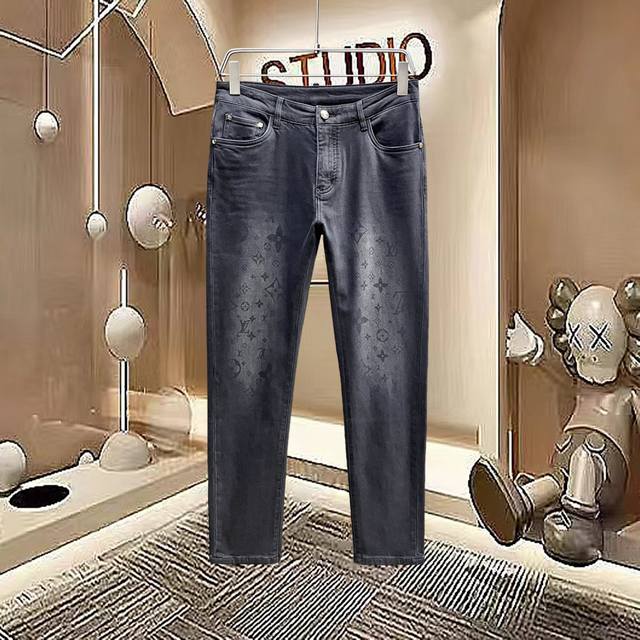 秋冬新款. Lv 2025官网高端新品原单少数帅爆牛仔裤，百分百原单 百搭神器！今年最新流行的风设计款式，剪裁设计挺拔有型！低调不失奢华 超有Feel上身精致跃
