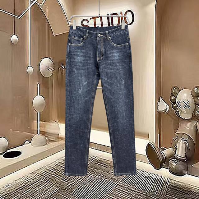 秋冬新款. 芬迪 2025官网高端新品原单少数帅爆牛仔裤，百分百原单 百搭神器！今年最新流行的风设计款式，剪裁设计挺拔有型！低调不失奢华 超有Feel上身精致跃