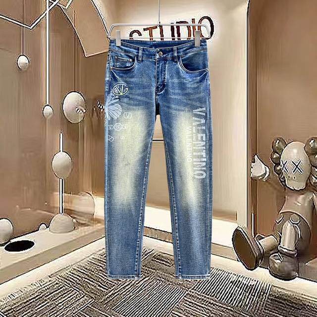 秋冬新款. 华伦天奴 2025官网高端新品原单少数帅爆牛仔裤，百分百原单 百搭神器！今年最新流行的风设计款式，剪裁设计挺拔有型！低调不失奢华 超有Feel上身精