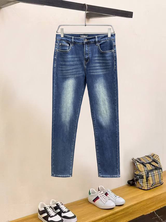 主推.秋冬新款.长期有货 Lv 高品质 2025官网高端新品原单少数帅爆牛仔裤，百分百原单 百搭神器！今年最新流行的风格设计款式，采用进口棉花制作成的单宁布，上