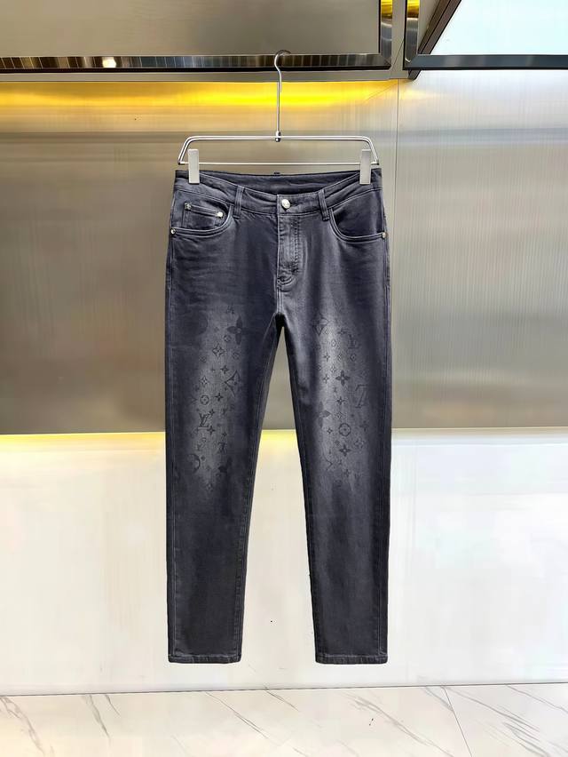 主推.长期有货 Lv 高品质 2025官网高端新品原单少数帅爆牛仔裤，百分百原单 百搭神器！今年最新流行的风格设计款式，采用进口棉花制作成的单宁布，上身舒适，剪