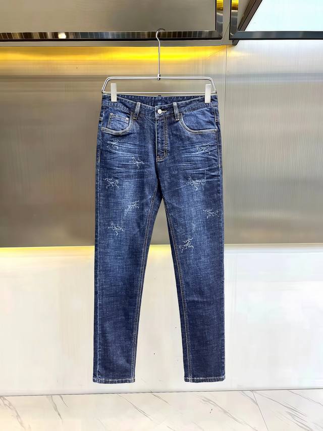 主推.长期有货 始祖鸟 高品质 2025官网高端新品原单少数帅爆牛仔裤，百分百原单 百搭神器！今年最新流行的风格设计款式，采用进口棉花制作成的单宁布，上身舒适，