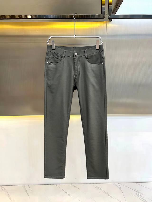 主推.长期有货 普拉达 高品质 2025官网高端新品原单少数帅爆休闲裤，百分百原单 百搭神器！今年最新流行的风格设计款式，上身舒适，剪裁设计挺拔有型！低调不失奢