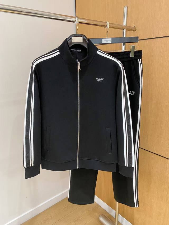 阿玛尼 套装25Ss新款秋冬时尚休闲男士套装，极致效率与无忧搭配“一分钟出门的完美造型”，上下装由品牌或设计师预先完美匹配好颜色、面料和款式，省去了每日烦恼如何