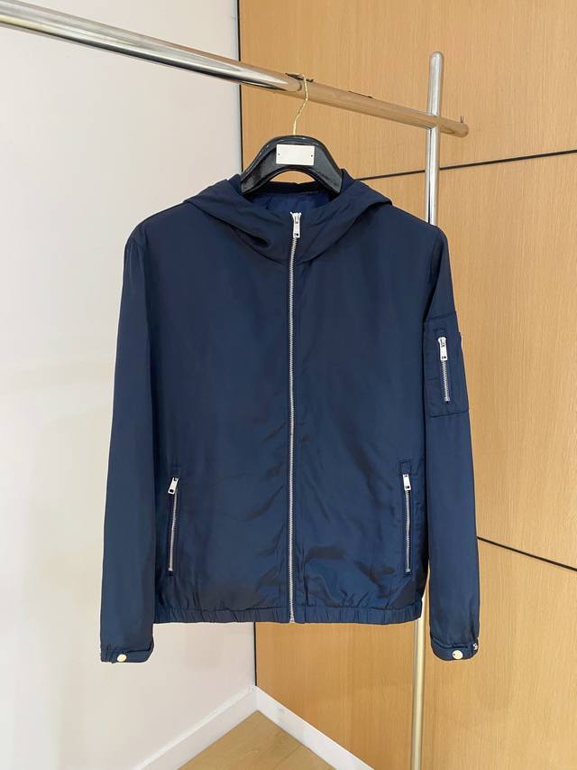 普拉达prada 25Ss秋冬新款时尚百搭男士外套休闲夹克，帽檐可拆作立领款，两穿百搭休闲，微皱面料的夹克外套近年来非常流行，它并非指面料本身质量不好起皱，而是