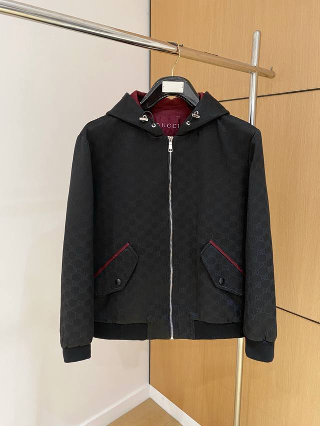 古奇Gucci 25Ss秋冬新款时尚百搭男士外套休闲夹克，帽檐可拆作立领款，两穿百搭休闲，微皱面料的夹克外套近年来非常流行，它并非指面料本身质量不好起皱，而是*