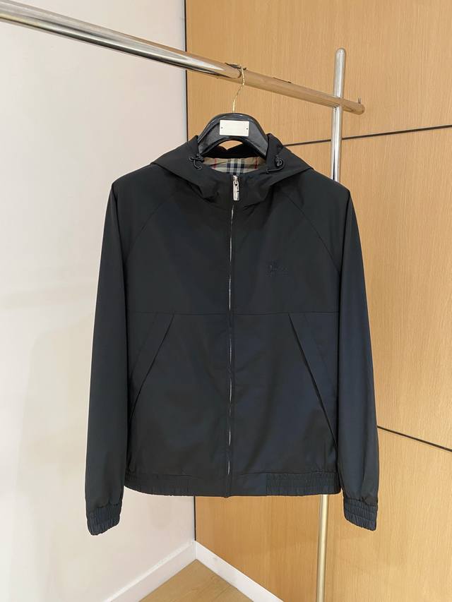 巴宝莉Bur 25Ss秋冬新款时尚百搭男士外套休闲夹克，帽檐可拆作立领款，两穿百搭休闲，微皱面料的夹克外套近年来非常流行，它并非指面料本身质量不好起皱，而是*刻