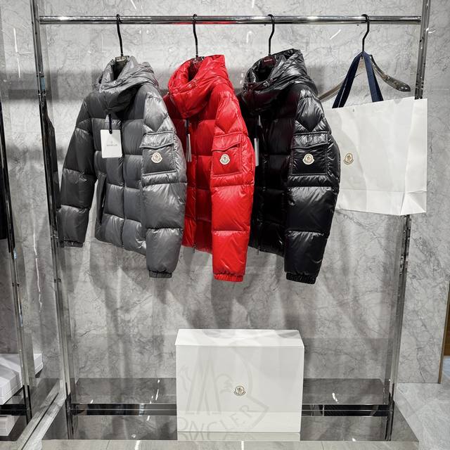 款号6919 25秋冬新品发布，蒙口最新款亮光羽绒出货，柜上同步，面料及辅料全部订制，帽子可脱卸，面料涂层有股感，小暗格纹理，质感超强，内里填充新国标95白鸭绒