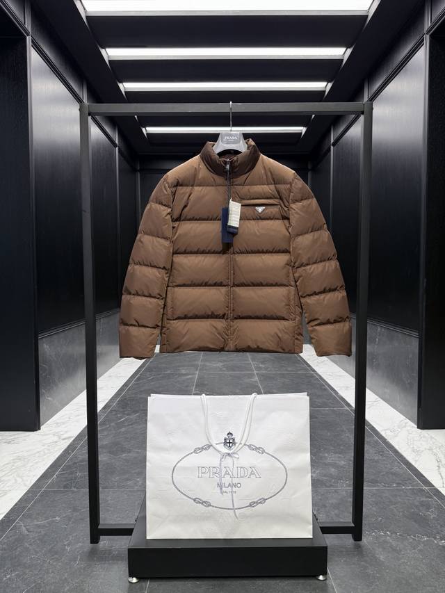 特级羽绒prada Re-Nylon再生尼龙立领羽绒夹克外套.2025全新经典款. 新款为全新面料.三角徽章标为小标 原版购入开发.全部同步最新.特级鹅绒填充原