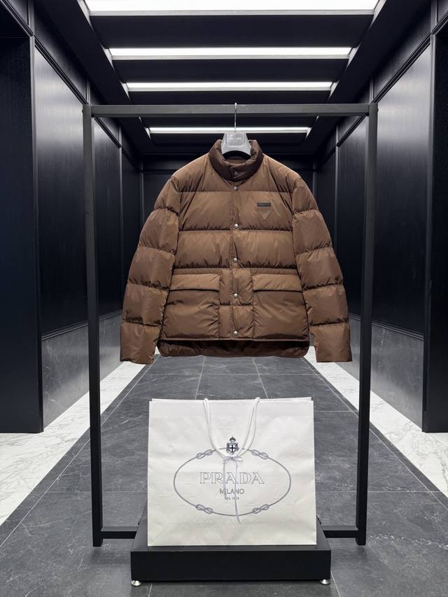 特级羽绒prada Re-Nylon按扣式羽绒夹克.内里填充鹅绒.搭配原厂五金套件.渠道臻品. 出厂标配原版尼龙西装收纳袋 超大购物袋 原厂衣架 飞机盒 全套礼