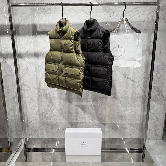 款号6908 25秋冬新品发布，啪嗒最新工装羽绒马甲出货，原版购入，无论面料及辅料，全部做到了1:1完美复刻，柜上最新同步发售，全部细节完美还原，出入柜上无压力