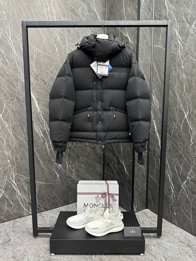 特级羽绒Moncler Grenoble系列Caraia 渠道臻品 男士压胶滑雪夹克.双重压胶工艺特级鹅绒填充.连帽可脱卸可变立领夹克. Grenoble高端功