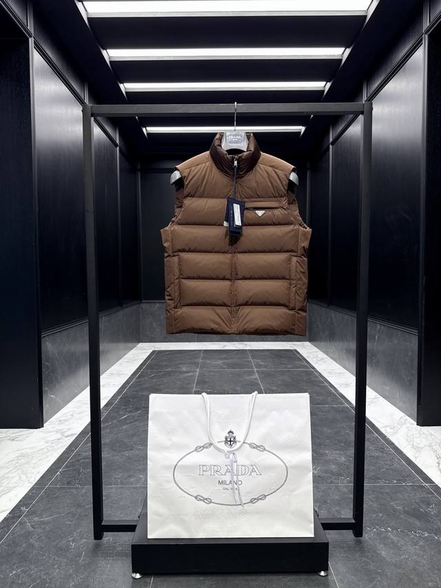 特级羽绒prada Re-Nylon 2025全新限定配色可可棕.经典羽绒背心 马甲 渠道臻品 贸易公司订单 .原厂科技尼龙面料.面料工整度甩市场通货几天大街.