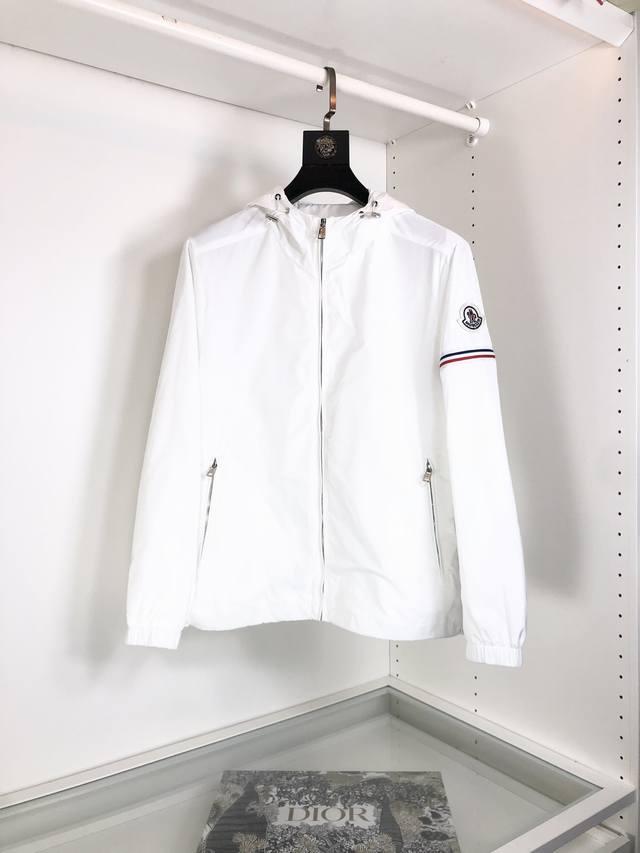 蒙口2025秋冬季新品时尚休闲夹克外套，进口原版科技面料，上身舒适透气，百搭不挑人，时尚都市成功男人必备！胸前精致工艺Logo，独特设计欧洲时尚风格，精细工艺，