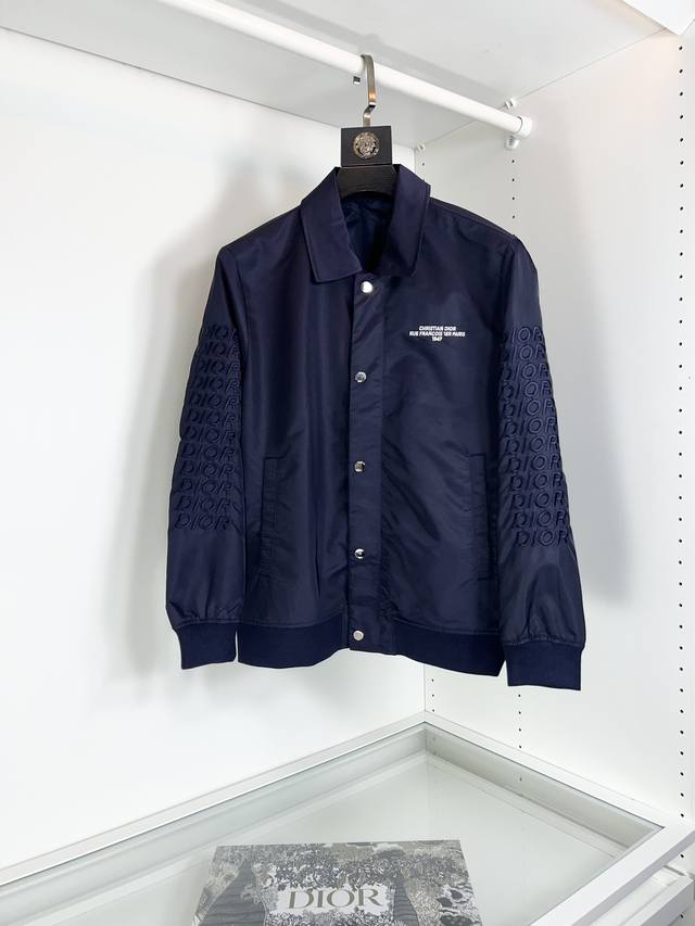 Dior 2025秋冬季新品时尚休闲夹克外套，进口原版科技面料，上身舒适透气，百搭不挑人，时尚都市成功男人必备！胸前精致工艺Logo，独特设计欧洲时尚风格，精细