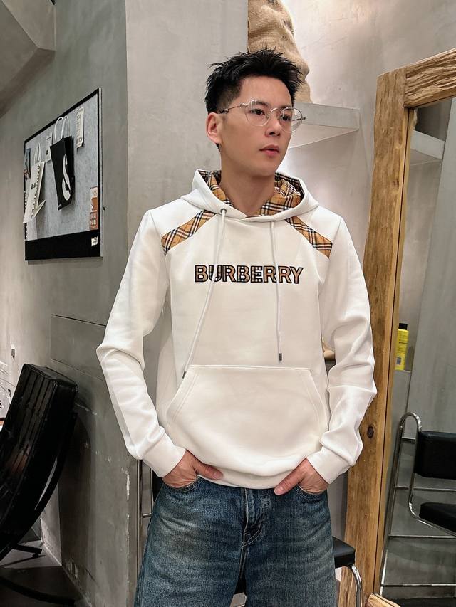 巴宝莉 2025秋冬全新系列单品上线，非常时髦前卫的一款男女同款连帽卫衣，标识Logo图案，区别于以往的不同，宣示品牌传承多年的设计理念！其吸睛度完全不亚于任何