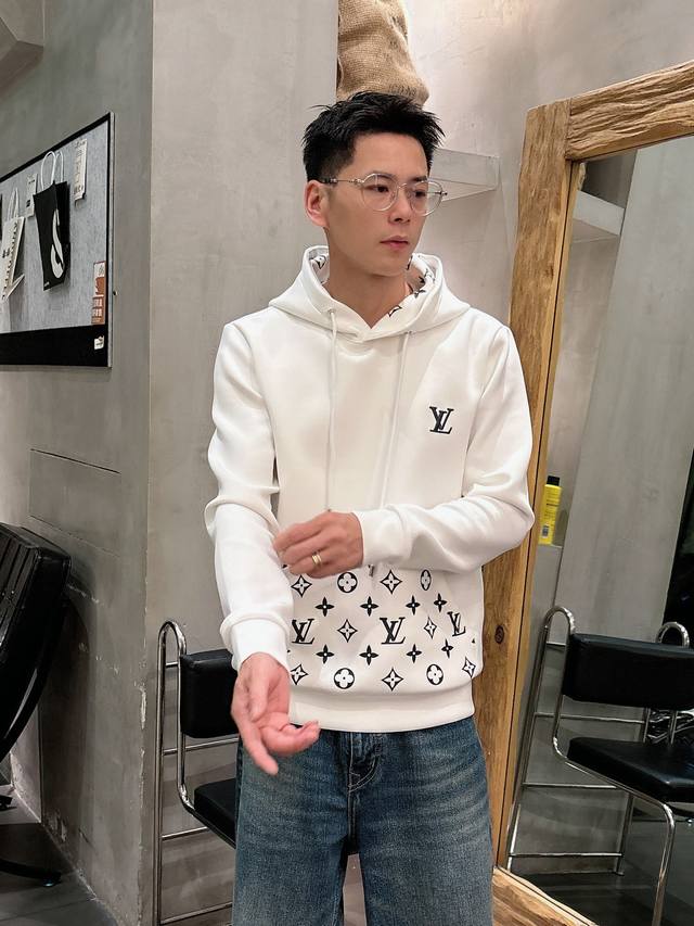 Lv 2025秋冬全新系列单品上线，非常时髦前卫的一款男女同款连帽卫衣，标识Logo图案，区别于以往的不同，宣示品牌传承多年的设计理念！其吸睛度完全不亚于任何经