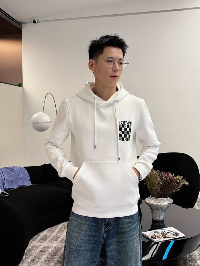 罗意威 2025秋冬全新系列单品上线，非常时髦前卫的一款男女同款连帽卫衣，标识Logo图案，区别于以往的不同，宣示品牌传承多年的设计理念！其吸睛度完全不亚于任何