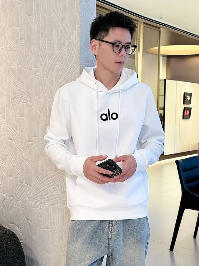Alo2025秋冬全新系列单品上线，非常时髦前卫的一款男女同款连帽卫衣，标识Logo图案，区别于以往的不同，宣示品牌传承多年的设计理念！其吸睛度完全不亚于任何经
