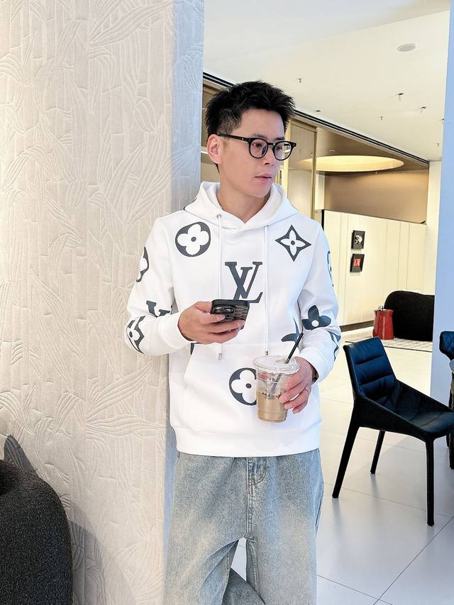 Lv 2025秋冬全新系列单品上线，非常时髦前卫的一款男女同款长袖连帽卫衣，胸前标识Logo印花图案设计！区别于以往的不同，宣示品牌传承多年的设计理念！其吸睛度