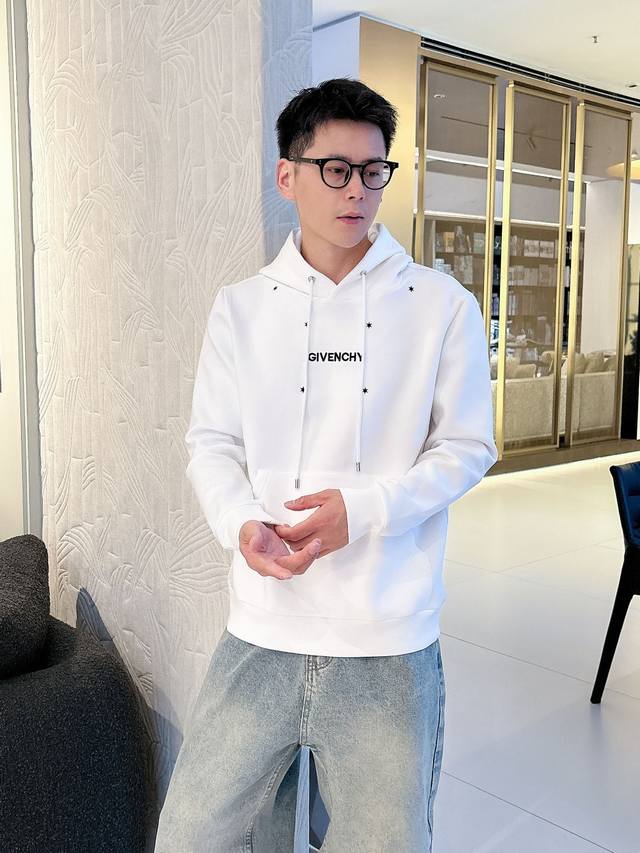 纪梵希 Givenchy 2025秋冬新款男女同款连帽卫衣，主创时尚注入了全新时尚能量。通过探索各种题材和性感魅力，极具辨识度，引领全新街头时尚潮流。该款是G家