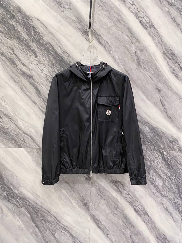 蒙口 25Ss秋冬新款时尚百搭男士外套休闲夹克，帽檐可拆作立领款，两穿百搭休闲，微皱面料的夹克外套近年来非常流行，它并非指面料本身质量不好起皱，而是*刻意设计*