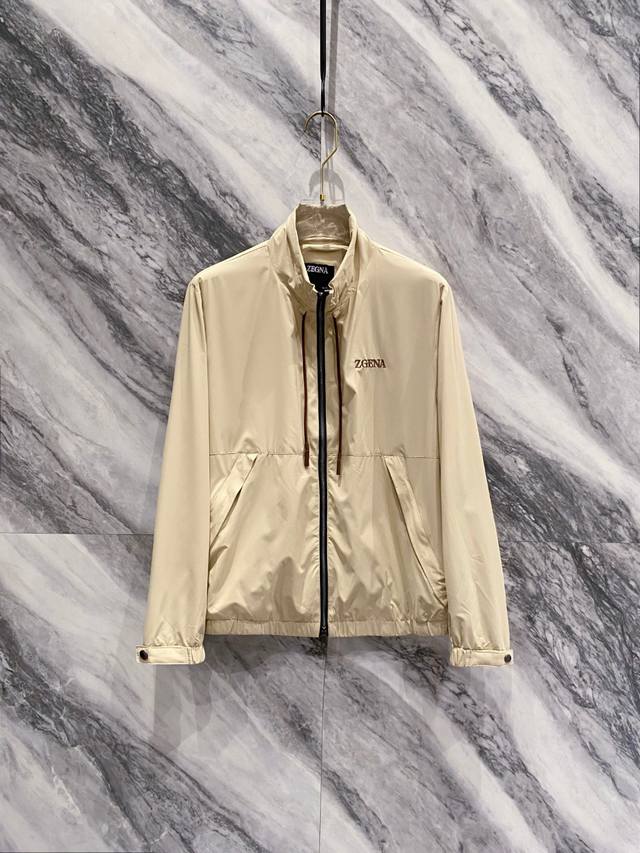 杰尼亚R 25Ss秋冬新款时尚百搭男士外套休闲夹克，帽檐可拆作立领款，两穿百搭休闲，微皱面料的夹克外套近年来非常流行，它并非指面料本身质量不好起皱，而是*刻意设