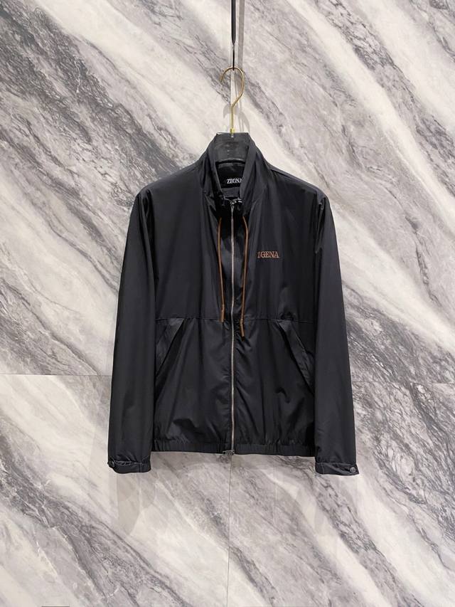 杰尼亚R 25Ss秋冬新款时尚百搭男士外套休闲夹克，帽檐可拆作立领款，两穿百搭休闲，微皱面料的夹克外套近年来非常流行，它并非指面料本身质量不好起皱，而是*刻意设