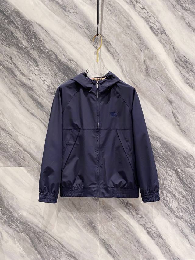 巴宝莉Bur 25Ss秋冬新款商务男士夹克休闲百搭外套，这款巴宝莉夹克是英伦风范的当代诠释，完美融合了户外功能性与萨维尔街的剪裁精神。它不仅仅是一件御寒外套，更