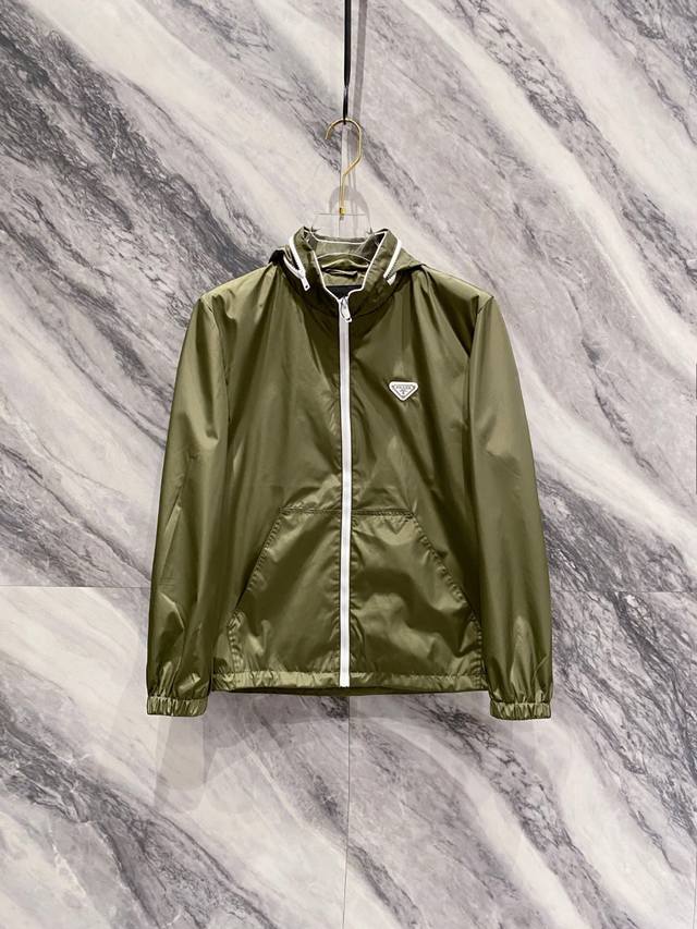 普拉达prada 25Ss秋冬新款商务男士外套时尚休闲夹克，这款普拉达男士外套，是意式工业美学与顶级制衣工艺的结晶。它超越了季节与潮流的界限，以极具辨识度的极简