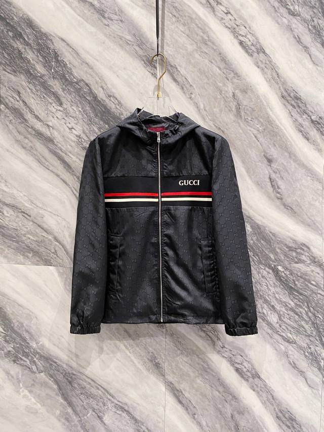 古驰Gucci 秋冬新款时尚休闲夹克男士外套。古驰的提花工艺是其品牌核心和传奇历史的基石。它远不止是一种简单的印花，而是一种复杂、昂贵且极具辨识度的纺织技术。