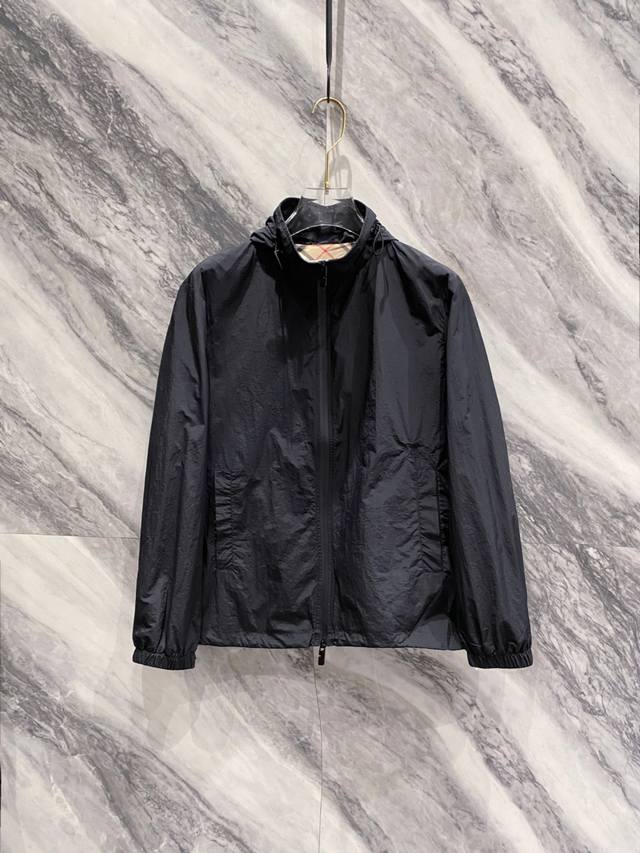 巴宝莉Bur 25Ss秋冬新款时尚百搭男士外套休闲夹克，帽檐可拆作立领款，两穿百搭休闲，微皱面料的夹克外套近年来非常流行，它并非指面料本身质量不好起皱，而是*刻