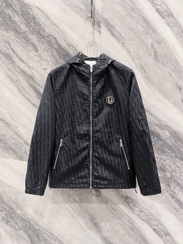 迪奥 秋冬新款上市 客供面料时尚风衣夹克外套。欧洲专柜同步，上身更随意大方，专柜原版五金奢华定制配饰新作！奢华品牌特质Logo点缀设计，原版辅料，奢华极致！柔软