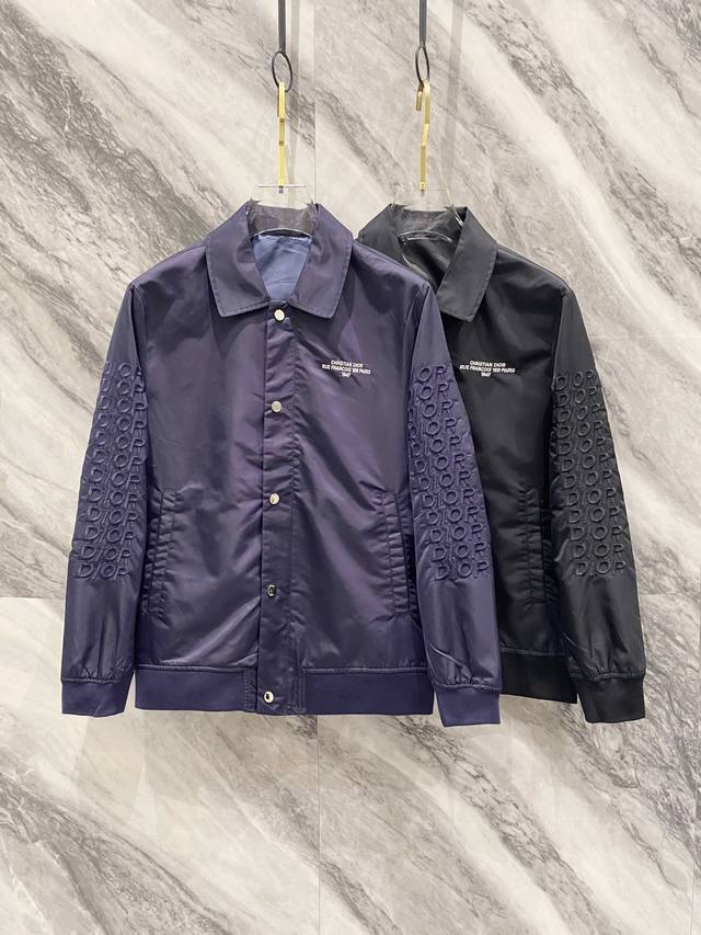 巴宝莉 秋冬新款上市 客供面料时尚风衣夹克外套。欧洲专柜同步，上身更随意大方，专柜原版五金奢华定制配饰新作！奢华品牌特质Logo点缀设计，原版辅料，奢华极致！柔