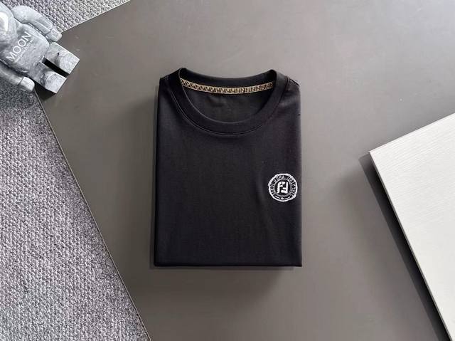 芬迪Fend 2025秋冬专柜新款 时尚休闲打底衫长袖T恤，精选进口高密度双面拉架棉面料，精致原版Logo打造，舒适性与透气性兼优，柔软抗皱弹性和垂性极佳，无论