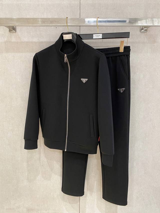 普拉达prada 套装25Ss新款秋冬时尚休闲男士套装，极致效率与无忧搭配“一分钟出门的完美造型”，上下装由品牌或设计师预先完美匹配好颜色、面料和款式，省去了每
