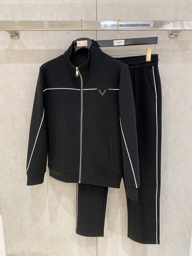 L家 套装25Ss新款秋冬时尚休闲男士套装，极致效率与无忧搭配“一分钟出门的完美造型”，上下装由品牌或设计师预先完美匹配好颜色、面料和款式，省去了每日烦恼如何搭