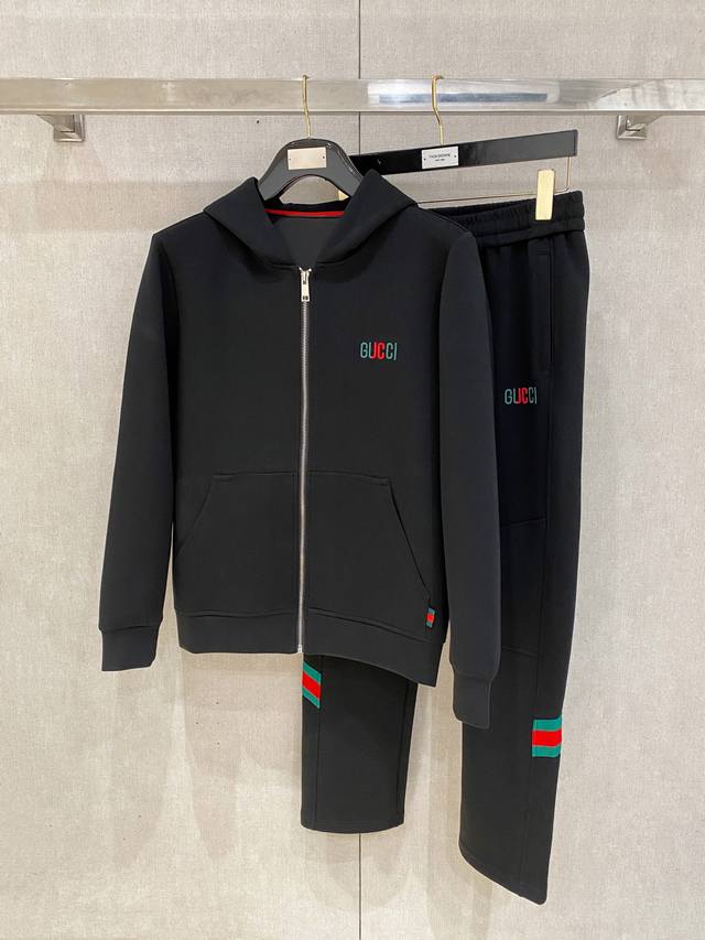 古奇Gucci 套装25Ss新款秋冬时尚休闲男士套装，极致效率与无忧搭配“一分钟出门的完美造型”，上下装由品牌或设计师预先完美匹配好颜色、面料和款式，省去了每日