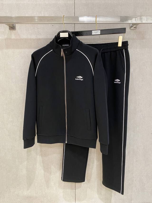 巴黎世家 套装25Ss新款秋冬时尚休闲男士套装，极致效率与无忧搭配“一分钟出门的完美造型”，上下装由品牌或设计师预先完美匹配好颜色、面料和款式，省去了每日烦恼如