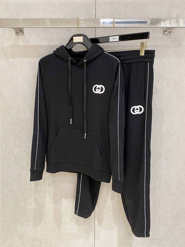 Gucci 套装25Ss新款秋冬时尚休闲男士套装，极致效率与无忧搭配“一分钟出门的完美造型”，上下装由品牌或设计师预先完美匹配好颜色、面料和款式，省去了每日烦恼